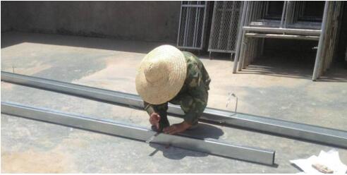 墻體拼裝前先找一塊比較平整的場地，先固定好拼裝基線再進(jìn)行墻體結(jié)構(gòu)拼裝