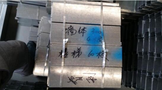 材料到現(xiàn)場后經(jīng)過一個選料的過程，材料生產(chǎn)的時候已經(jīng)把每個結(jié)構(gòu)都標(biāo)注出來了
