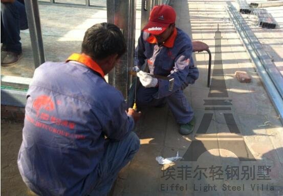 墻體前后方向垂直度調(diào)整：選取要調(diào)整的某墻體，將磁力線墜帶磁鐵側(cè)緊貼左側(cè)骨架頂部邊緣，垂線下垂2米，測量頂部與底部的垂線到骨架外立面的距離