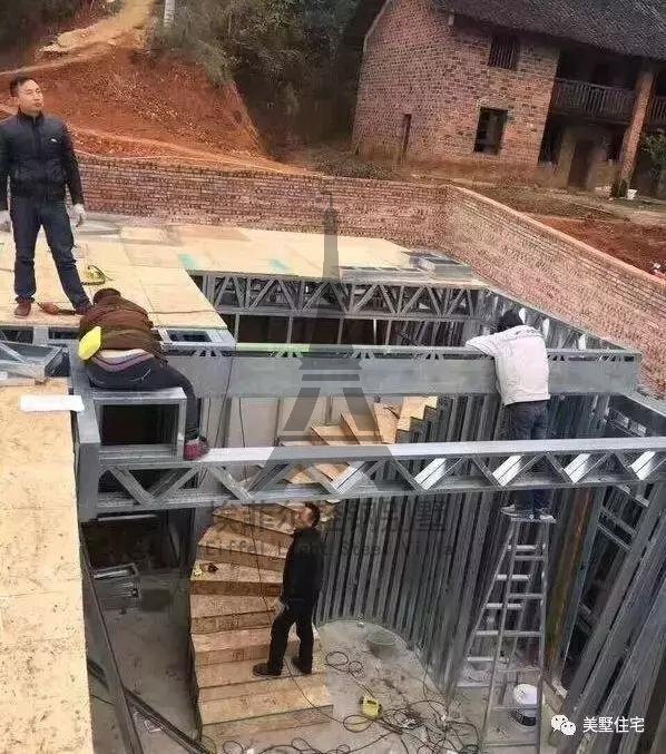 實拍小伙25天建好一套輕鋼別墅，外觀好看，但沒人愿意住