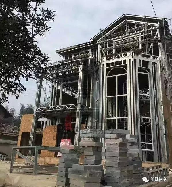 實拍小伙25天建好一套輕鋼別墅，外觀好看，但沒人愿意住