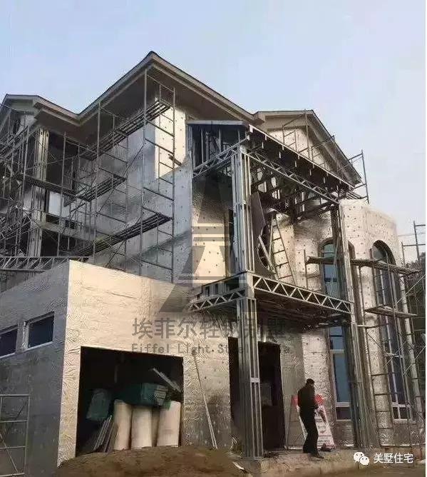 實拍小伙25天建好一套輕鋼別墅，外觀好看，但沒人愿意住