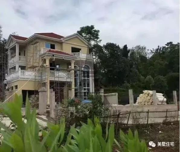 實拍小伙25天建好一套輕鋼別墅，外觀好看，但沒人愿意住