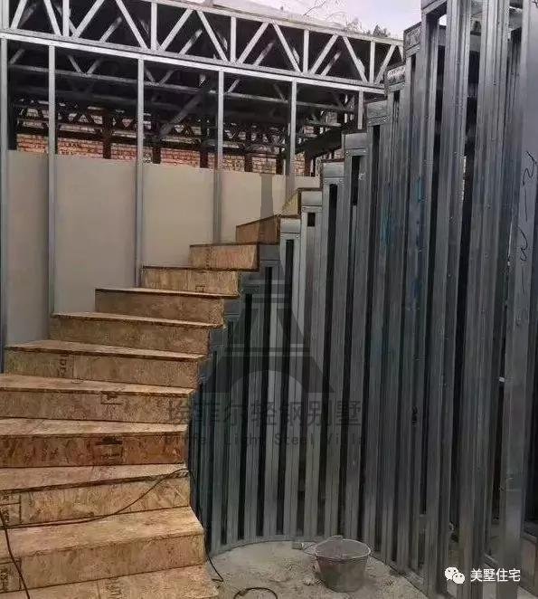 實拍小伙25天建好一套輕鋼別墅，外觀好看，但沒人愿意住